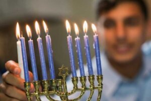 מדליק נרות חנוכה