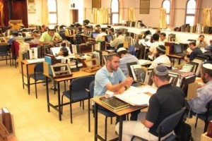 לומדים בבית המדרש