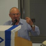 חבר הכנסת אריה אלדד מברך את הישיבה