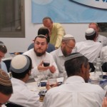 הרב מאור קיים מזמן בסיום הסעודה