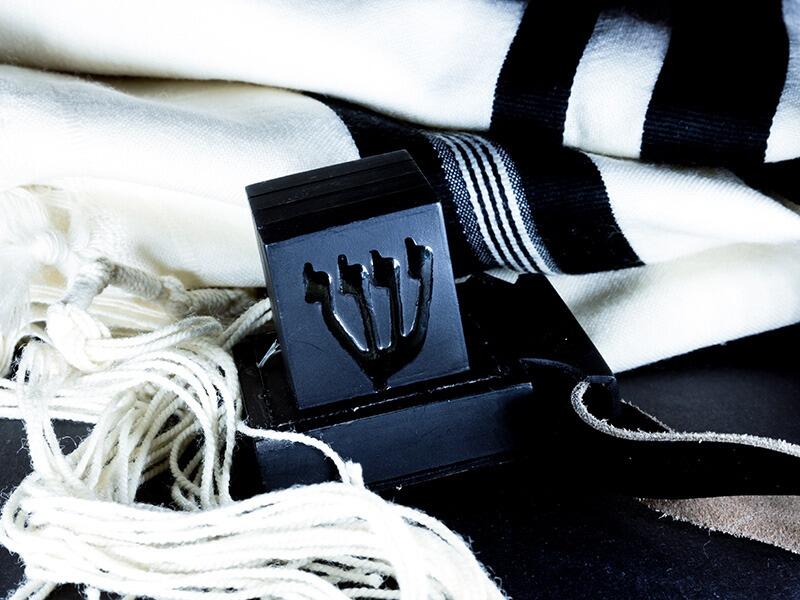 סוד ההידור: הדרך לרכישה נכונה של תפילין ומזוזות