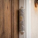 רביבים 1186 - מצוות המזוזה: סגולת השמירה ודיני הקביעה