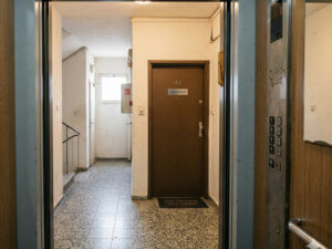 רביבים 1190 - מצוות מזוזה במעלית