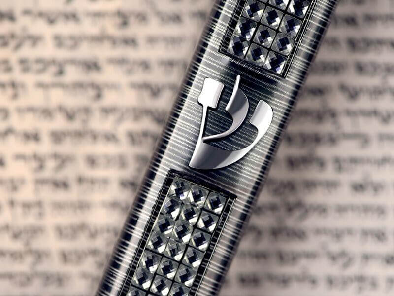 מזוזה בכל חדר: החיוב, הפטור והברכה