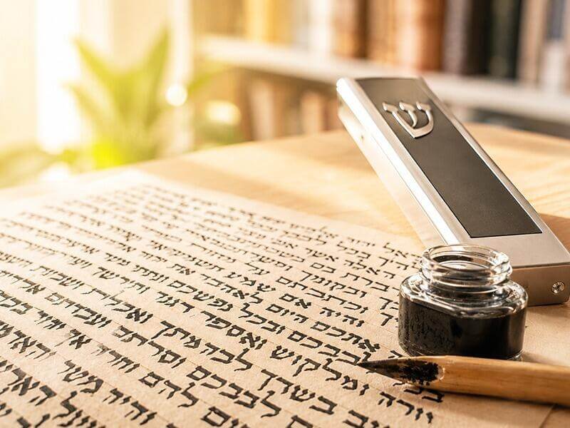 רביבים 1205 - מברכת המזוזה ועד מנהגי העדות בתפילין