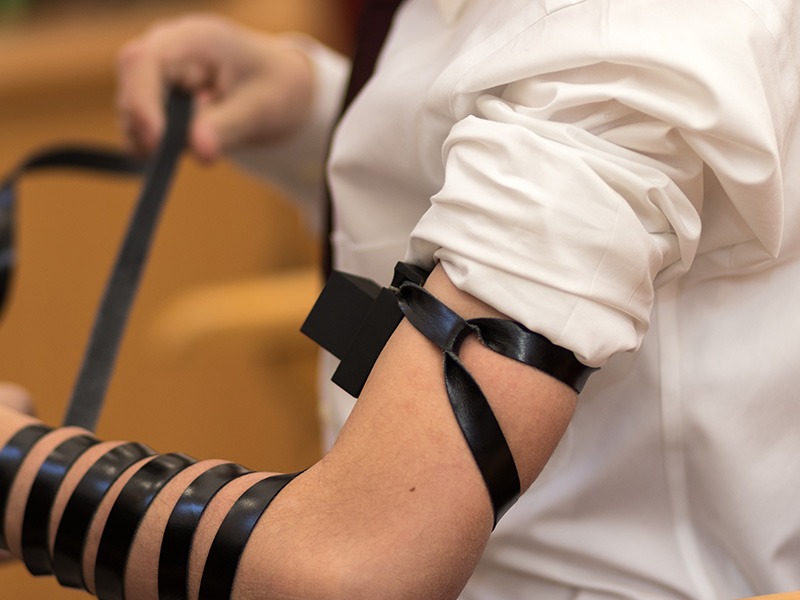 PORTER LES TÉPHILINES SUR LE BRAS GAUCHE